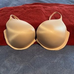 Victoria Secret Brand New Bra 38DD, Very Sexy Push-Up.